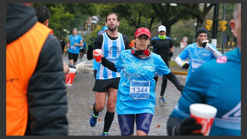 Para los atletas es fundamental una buena hidratación para no perder el ritmo. (Alan Monzón/Rosario3.com)
