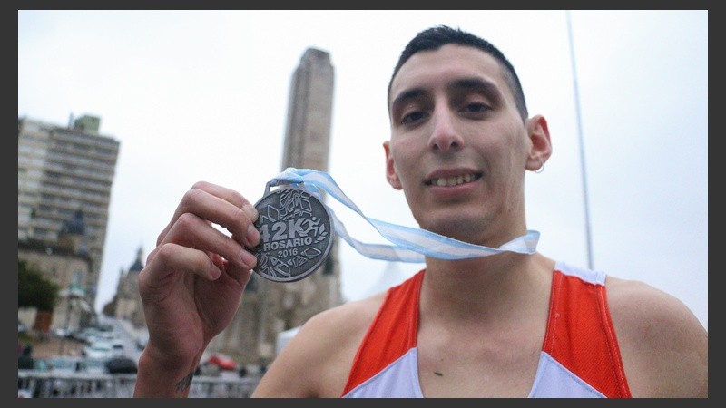 Un joven muestra su medalla. (Alan Monzón/Rosario3.com)