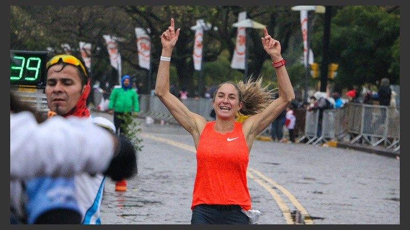 Arriba esas manos. Alegría para una de las atletas. (Alan Monzón/Rosario3.com)