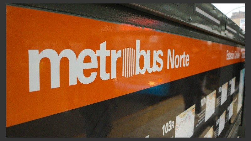 El Metrobus de Alberdi, muy parecido al de la 9 de Julio pero naranja. 