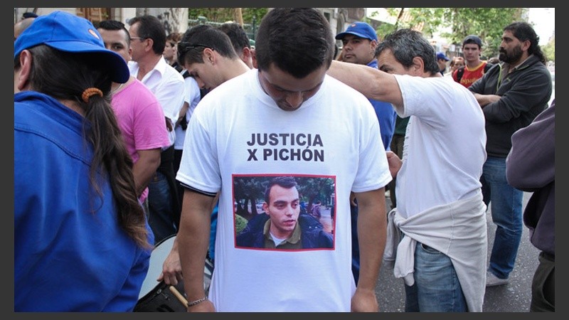 Un joven muestra una remera con una leyenda pidiendo justicia. (Rosario3.com)