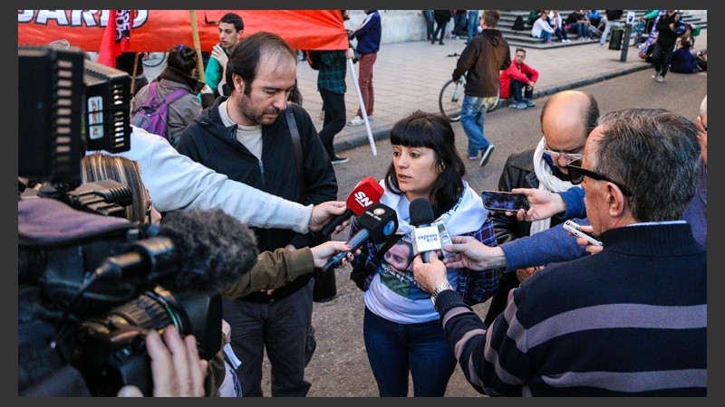 Luciana Escobar, hermana de Gerardo, y otros familiares participaron de la movilización.