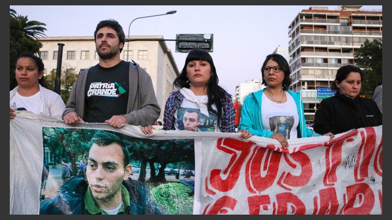 Luciana Escobar, hermana de Gerardo, encabezó la marcha en pedido de justicia.