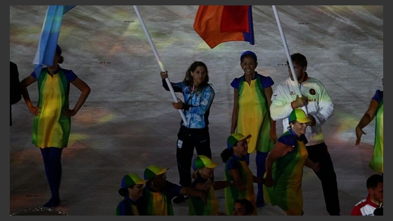 Paula Pareto, con la bandera argentina.