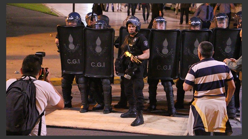 Los policías durante los disturbios.
