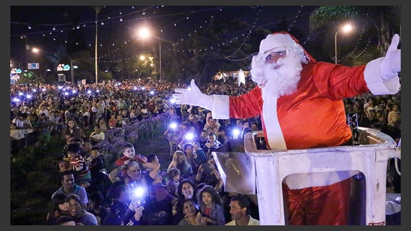 Papá Noel presente durante el encendido del arbolito de luces.