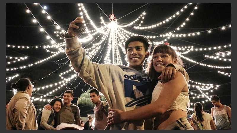 Unos jóvenes se sacan una foto bajo el gran árbol de luces de Pellegrini y Oroño. (Alan Monzón/Rosario3.com)