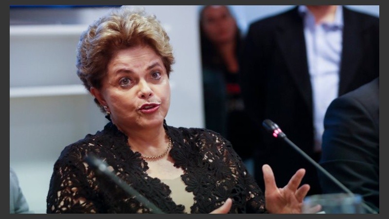 La expresidenta brasileña Dilma Rousseff habla en una rueda de prensa.