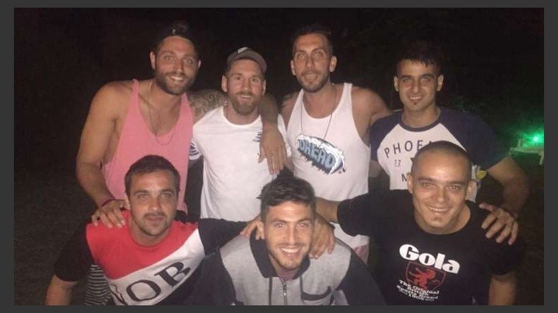 Messi y sus ex compañeros de la infancia. 