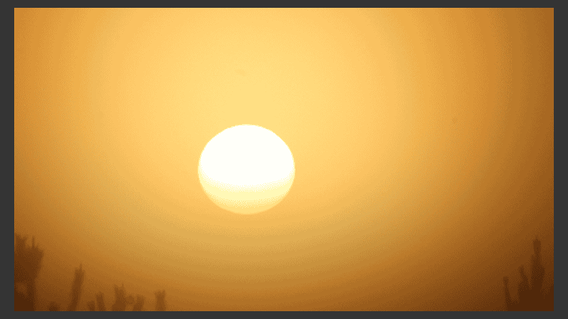 Un sol enorme en medio de un aire pesado. 