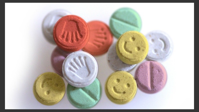 El éxtasis es la droga sintética más común y generalmente viene en pequeñas pastillas.