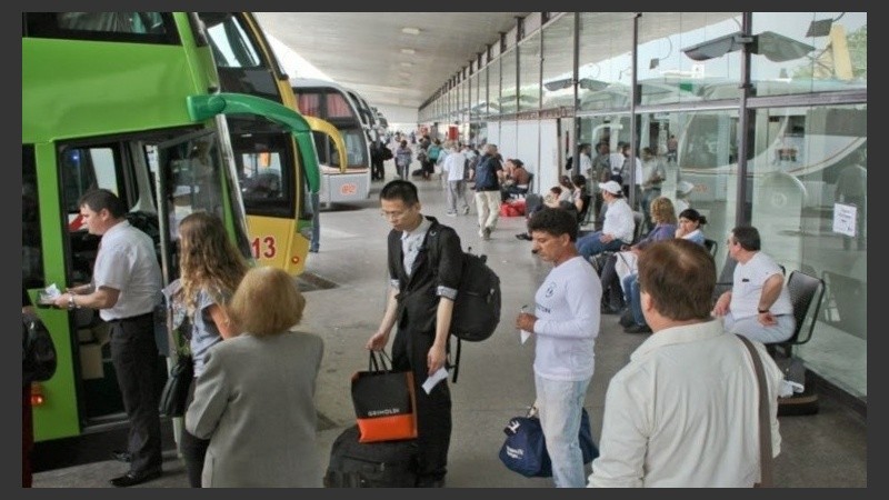 Los pasajeros no abundan en la terminal de colectivos.