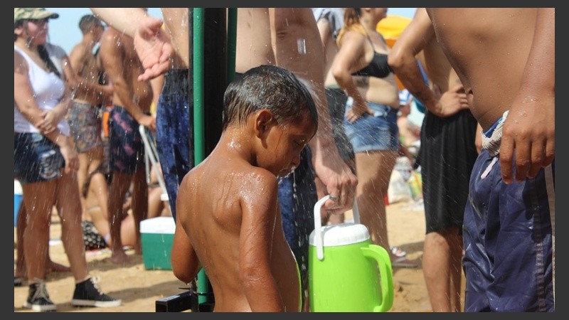 La gente aprovechó las duchas para combatir el intenso calor. 