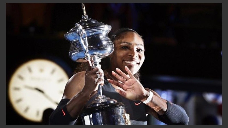 Serena otra vez con el trofeo y otra vez en el cima. 
