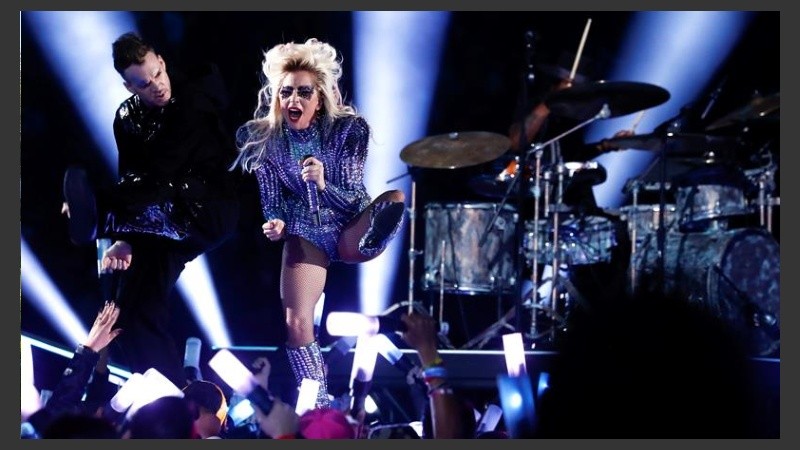 Lady Gaga inició su show desde cielo: cayó con un arnés hasta el escenario. 