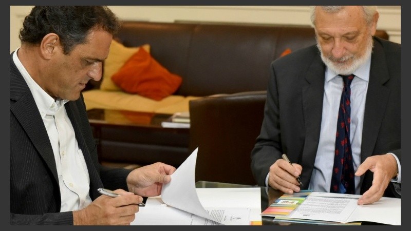El presidente de Central Córdoba y el ministro de Justicia durante la firma del acuerdo.