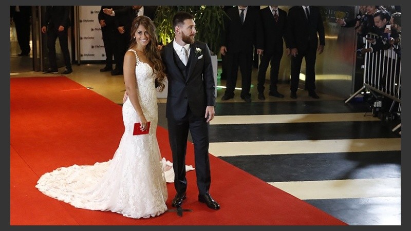 La novia lució dos vestidos nupciales, uno para la ceremonia y otro para la fiesta posterior, ambos firmados por Rosa Clará.