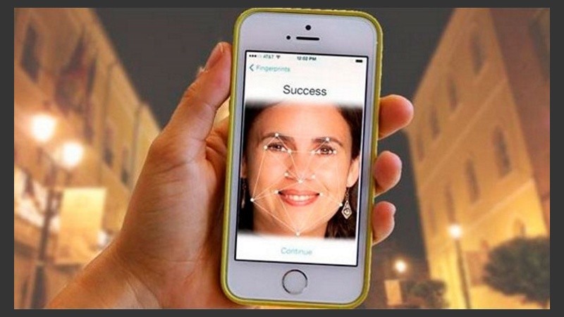 El sistema haría un análisis tridimensional del rostro del usuario, para evitar ser confundido por una foto de alta resolución.