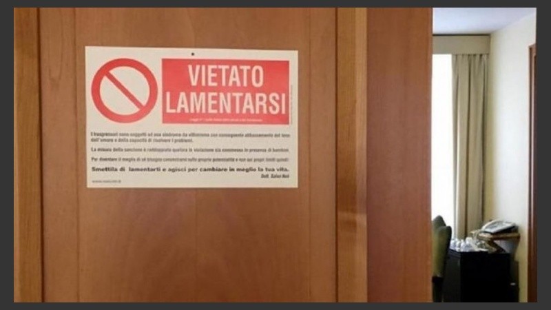 El cartel colocado en la puerta de la habitación del Papa.