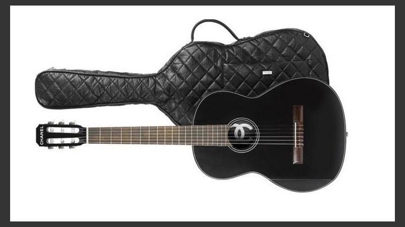 El precio de esta guitarra es de 8.700 euros y sin la funda de piel, 5.000.