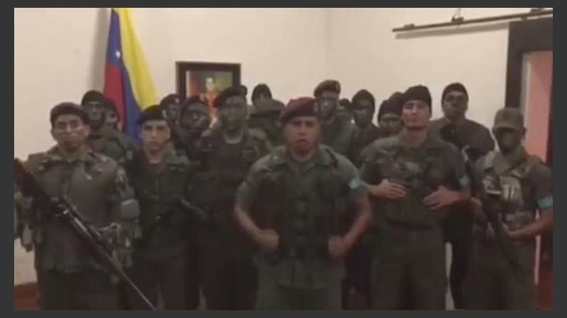 El grupo de militares venezolanos que se sublevó.