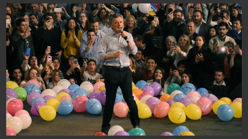 El mandatario habló rodeado de globos y cordobeses.