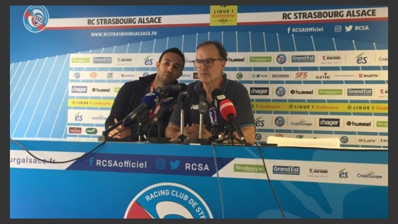 Marcelo Bielsa y su traductor en la conferencia de prensa, tras la derrota.
