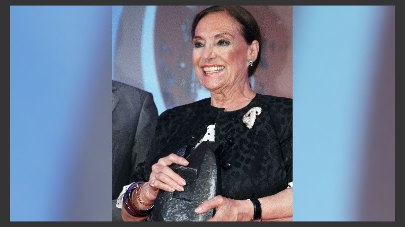 Entre otras distinciones, Mistral fue reconocida con el Premio Nacional de Teatro, en 1997, y con la Medalla de Oro de Las Bellas Artes, en 2007.