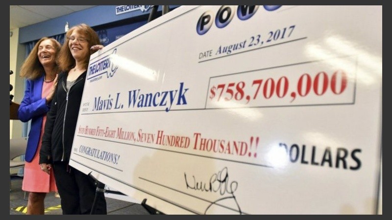 El cheque más preciado, con la increíble cifra de dinero que ganó la apostadora.