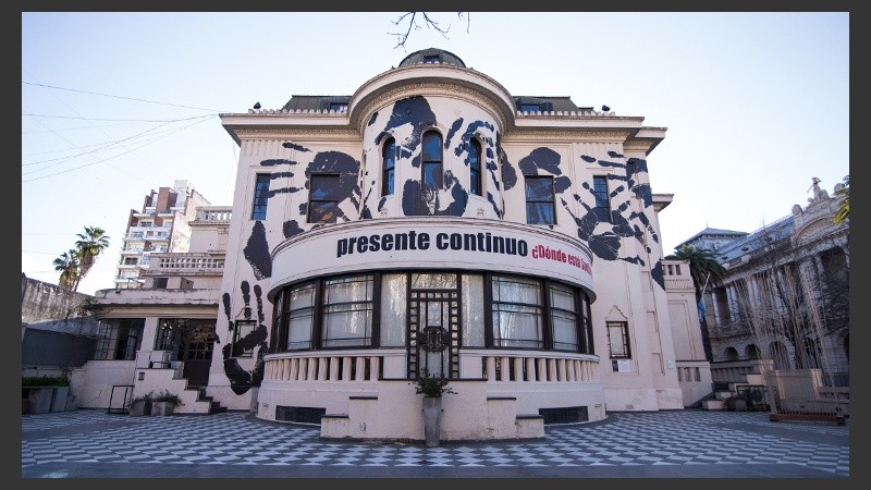 La artista brasilera Regina Silveira plasmó su arte en la fachada del Museo de la Memoria.