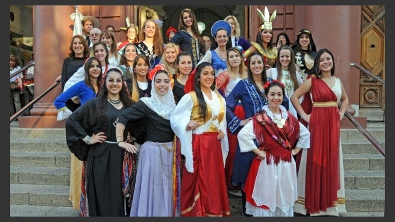 Las postulantes a reina del Encuentro de Colectividades de Rosario, en 2015.