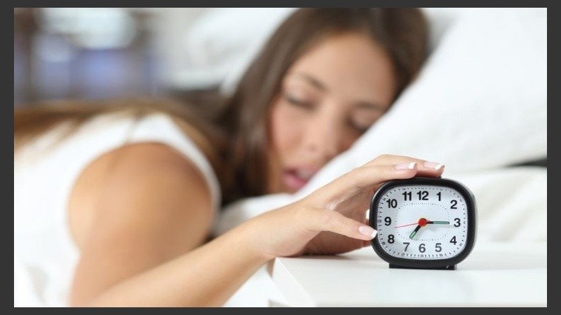 Las personas de 18 años o más deberían dormir al menos de  siete a nueve horas.