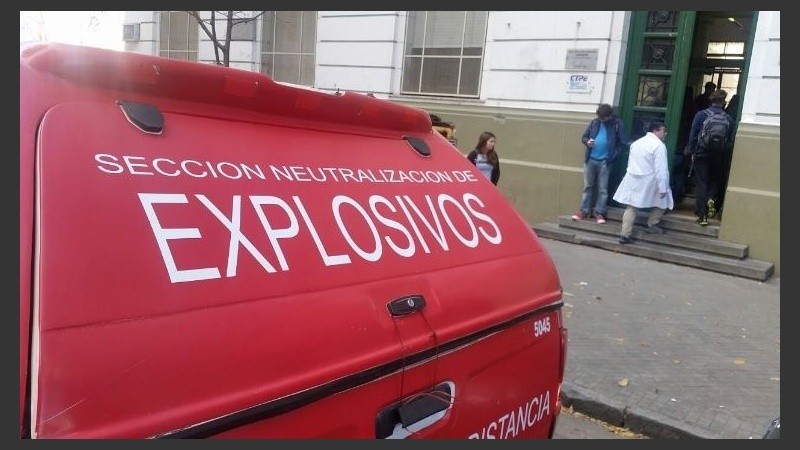 La brigada de explosivos junto a los colegios, una postal que se repite.