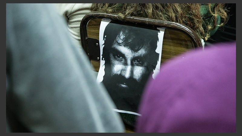 Uno de los carteles con la cara de Santiago Maldonado este martes en la charla. (Alan Monzón/Rosario3.com)
