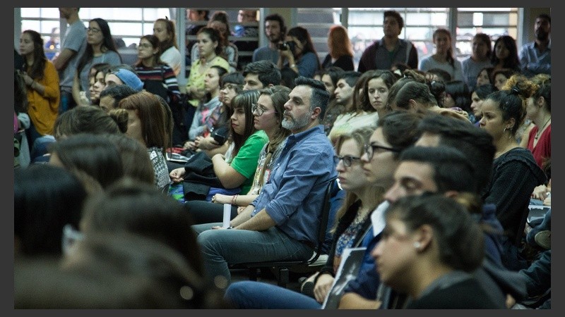 Estudiantes escuchando la charla propuesta por la Facultad de Psicología. (Alan Monzón/Rosario3.com)