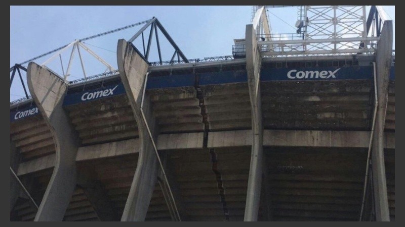 El terremoto separó dos tribunas de concreto en el Estadio Azteca y obligó a suspender partido entre América y Cruz Azul. 