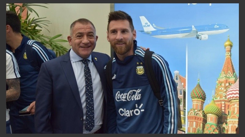 Luis Juez y Lionel Messi en Ecuador. 