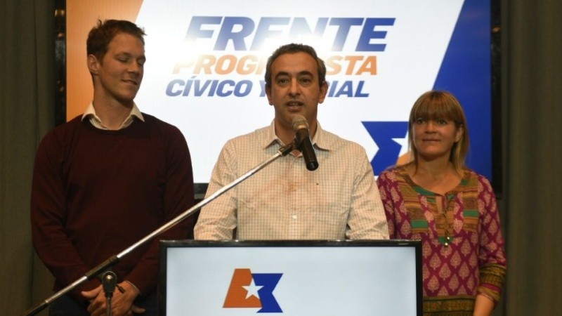 Javkin junto a Zeno e Irizar, los candidatos del Frente Progresista.