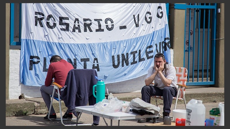 Desazón e incertidumbre de los trabajadores de la fábrica de Villa Gobernador Gálvez.