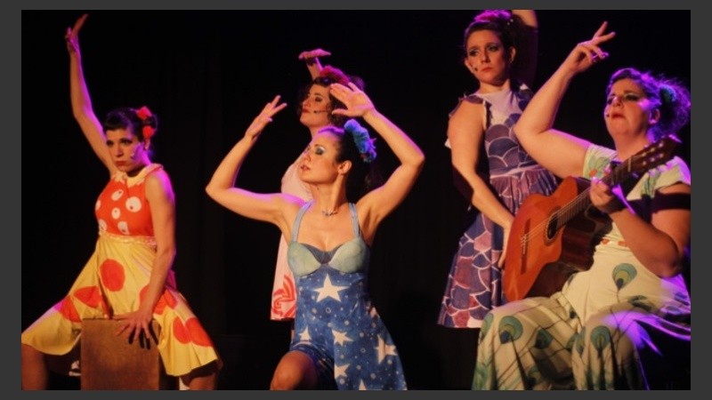 En “Qué Hermosa Kermesse!” cinco mujeres participan del concurso de talentos anual del pueblo.