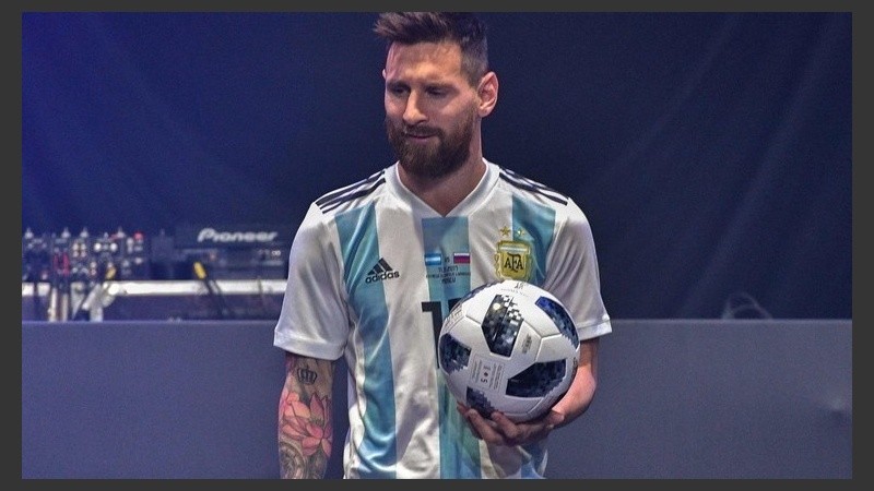 Lionel, con la camiseta nueva y la pelota del mundial.