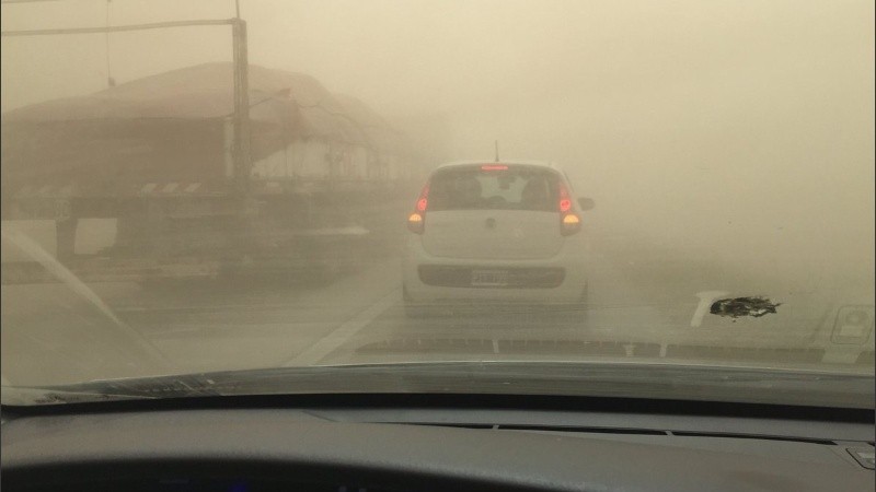 Autopista a Córdoba, altura Cañada de Gómez, durante la tempestad de polvo.