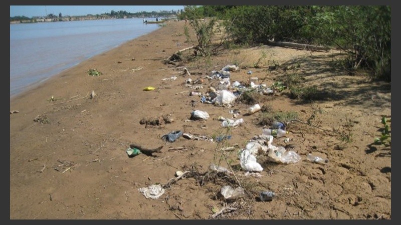 Residuos de todo tipo tapizan la playa de la isla.
