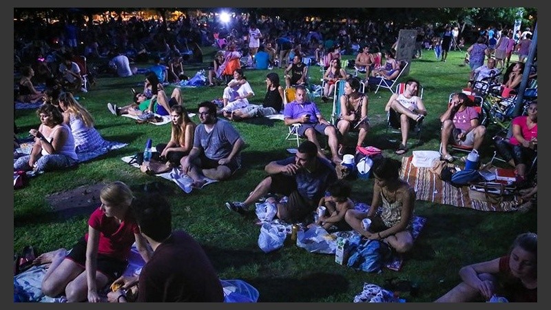 Los picnic nocturnos son organizados por la Secretaría de Ambiente y Espacio Público de la Municipalidad de Rosario.