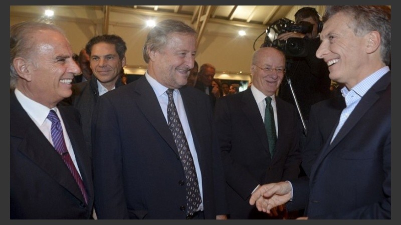 El presidente Macri con los empresarios Bulgheroni (izq.), Ratazzi y Rocca.