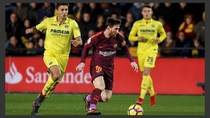 Leo Messi juega una pelota ante Rodri, en el estadio de la Cerámica, en Villarreal.
