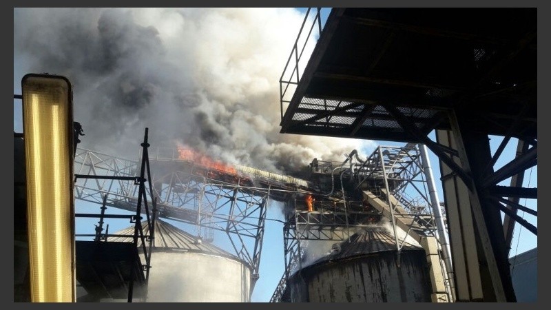 Fuego y humo en uno de los silos de Cargill. 