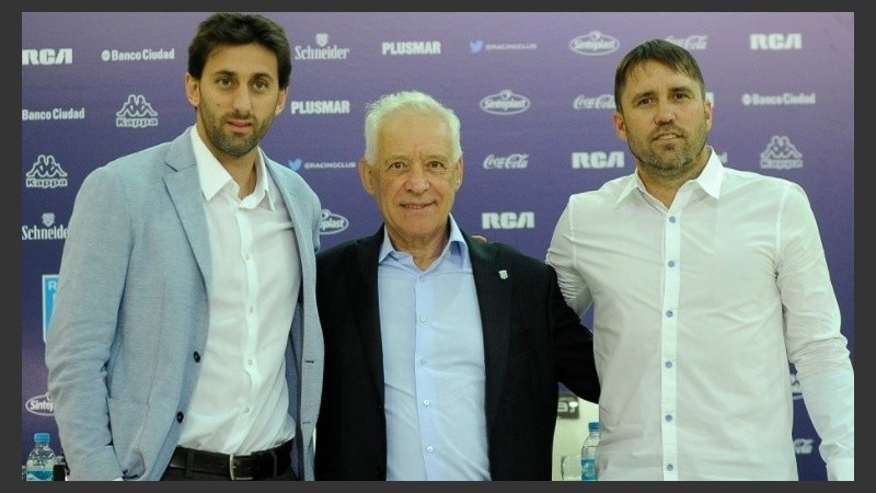 Coudet estuvo acompañado por Diego Milito y el presidente Victor Blanco.