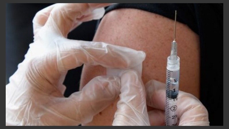 Miles de personas se vacunan en Brasil.