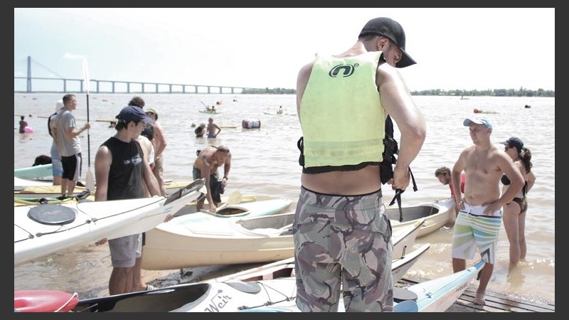 Usuarios de kayaks tienen la obligación de salir con chalecos salvavidas.